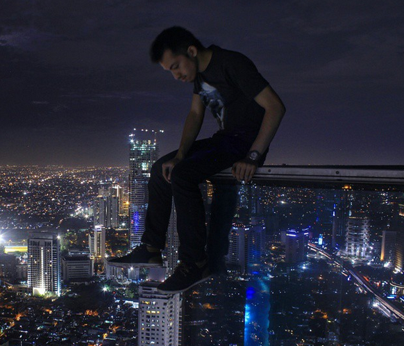 GILA foto SELFIE Arief N. Iffandy di atas GEDUNG .