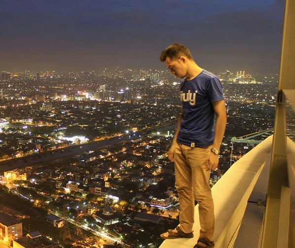 GILA foto SELFIE Arief N. Iffandy di atas GEDUNG .