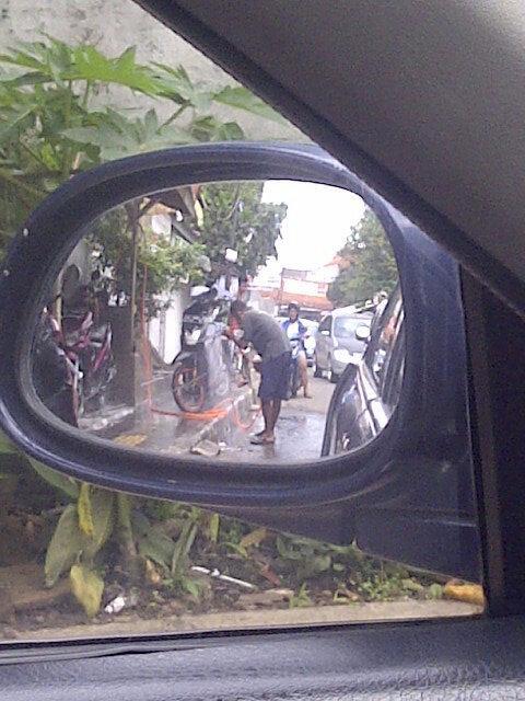parah gan, trotoar di serobot pemotor mah biasa ini mah..??
