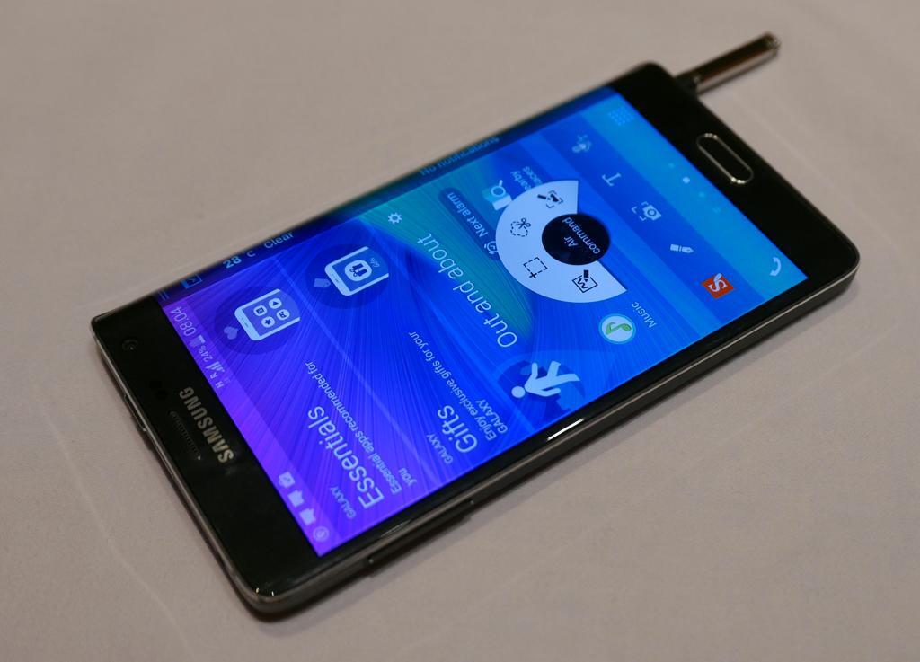 Kesan Pertama Mencoba Samsung Galaxy Note Edge 