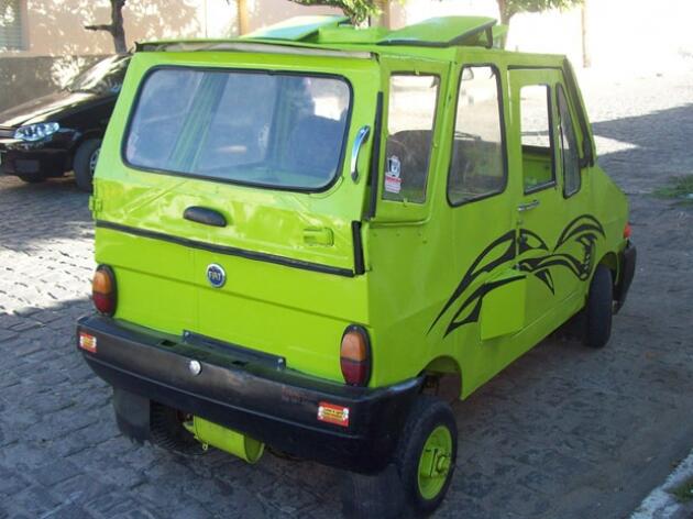 Kreatif gan!!Gelandangan Jenius, Buat Mobil Dari Rongsokan