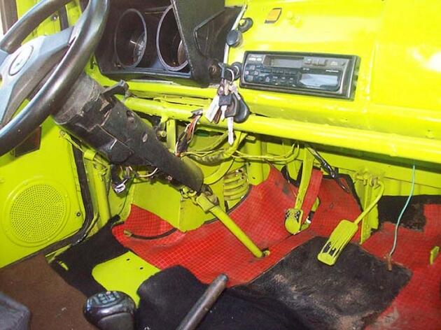 Kreatif gan!!Gelandangan Jenius, Buat Mobil Dari Rongsokan