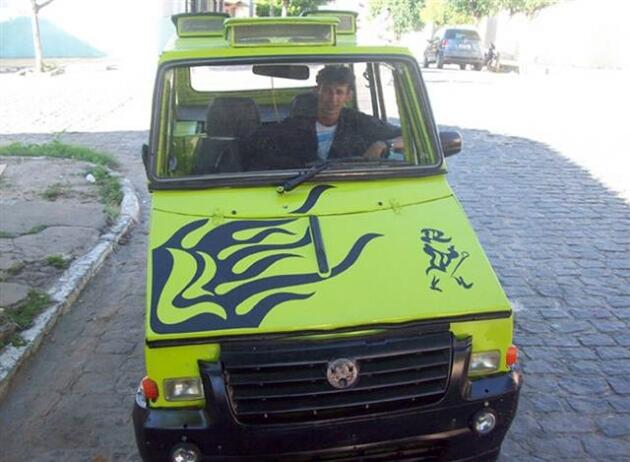 Kreatif gan!!Gelandangan Jenius, Buat Mobil Dari Rongsokan