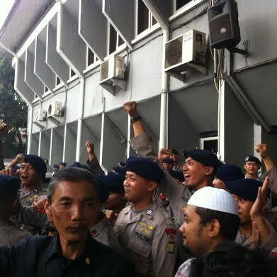 &#91;Mirip syp ya&#93;Begini Ketika Polisi Merayakan Kemenangan Komjen BG di PN Jaksel