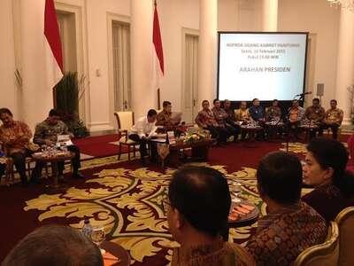 Jokowi Bincang Santai Sambil Evaluasi Kinerja Pemerintahannya.. 