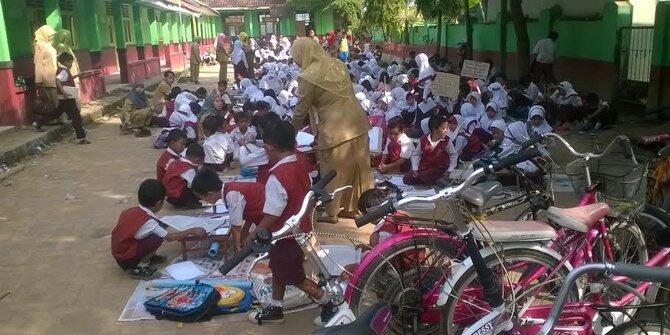 Nestapa hidup di desa, jalanan rusak sampai tak ada listrik