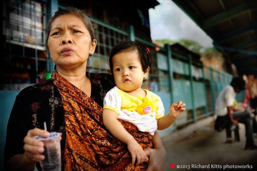 22 Kelakuan Unik yang Hanya Dilakukan Oleh Orang Tua Indonesia