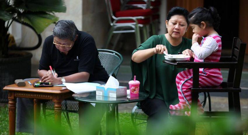 22 Kelakuan Unik yang Hanya Dilakukan Oleh Orang Tua Indonesia