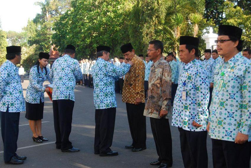 22 Kelakuan Unik yang Hanya Dilakukan Oleh Orang Tua Indonesia