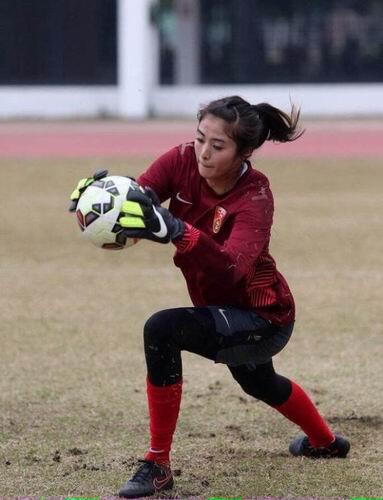 Kiper cantik Timnas China ini mampu menangkap hati para pria di Jepang