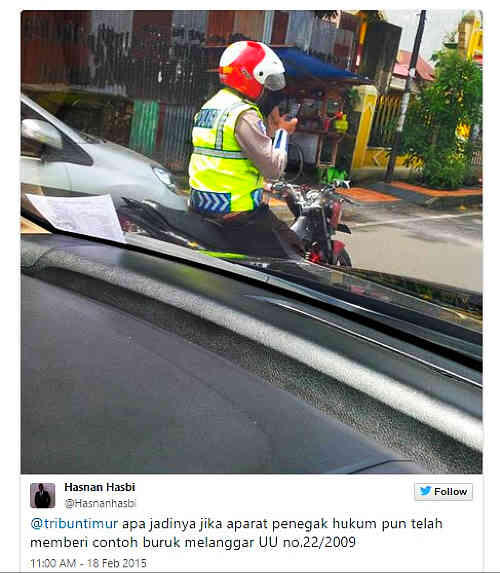 “Mungkin Polisi ini Bukan Penegak Hukum” Sehingga Naik Motor Sambil Main HP