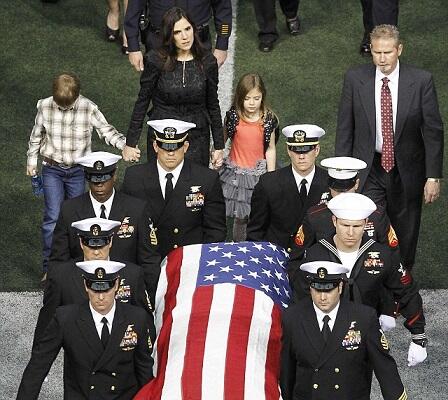 _-- WANITA CANTIK INI BERDUKA MENGENANG KEMATIAN &quot; AMERICAN SNIPER &quot; --__