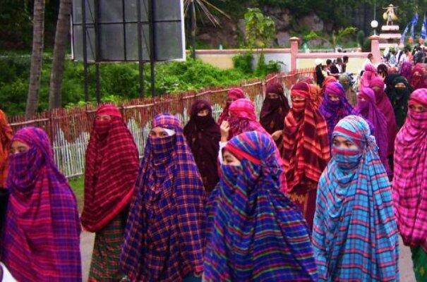 Foto Kocak Fashion Show Menggunakan Sarung di Indonesian Fashion Week