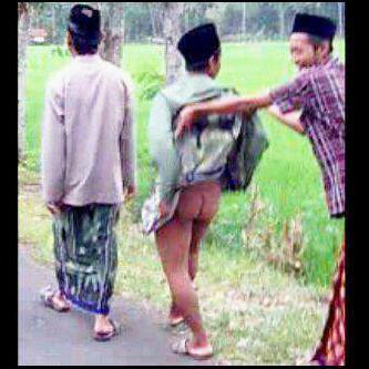 Foto Kocak Fashion Show Menggunakan Sarung di Indonesian Fashion Week