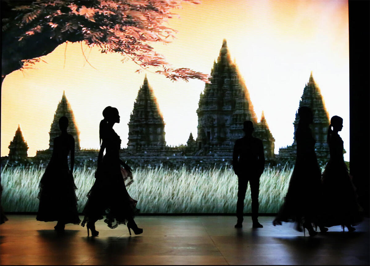 Desain Batik Paling Menakjubkan di Indonesian Fashion Week (+Pic)