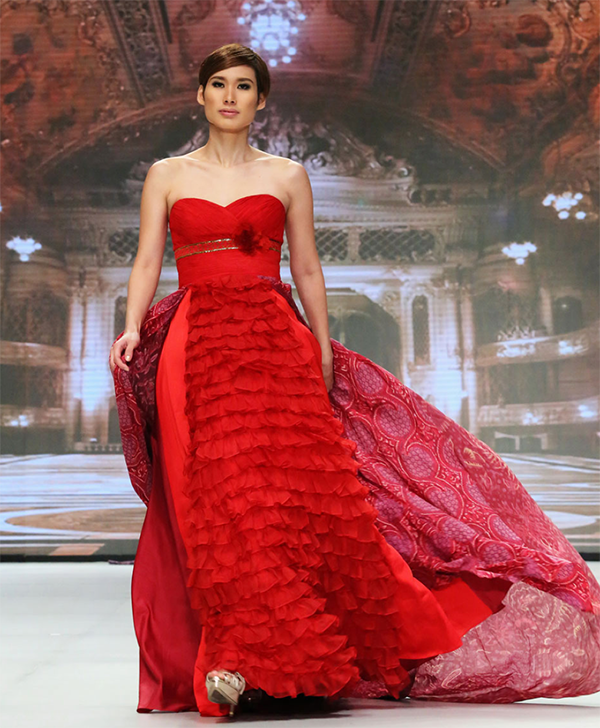 Desain Batik Paling Menakjubkan di Indonesian Fashion Week (+Pic)
