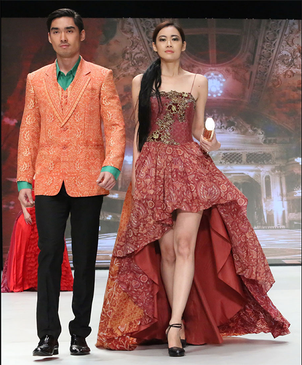 Desain Batik Paling Menakjubkan di Indonesian Fashion Week (+Pic)