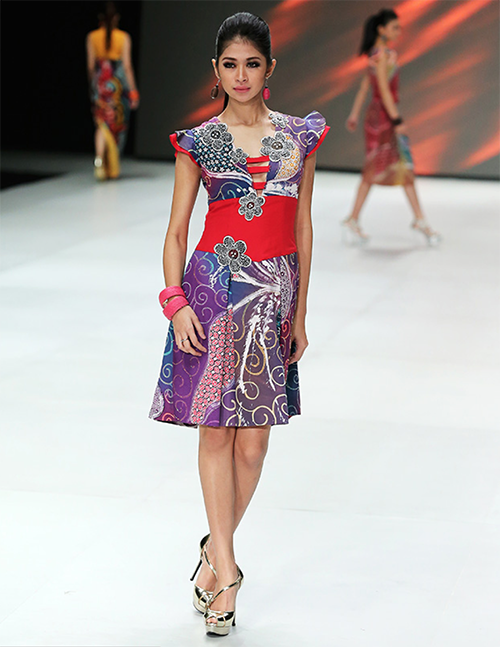Desain Batik Paling Menakjubkan di Indonesian Fashion Week (+Pic)