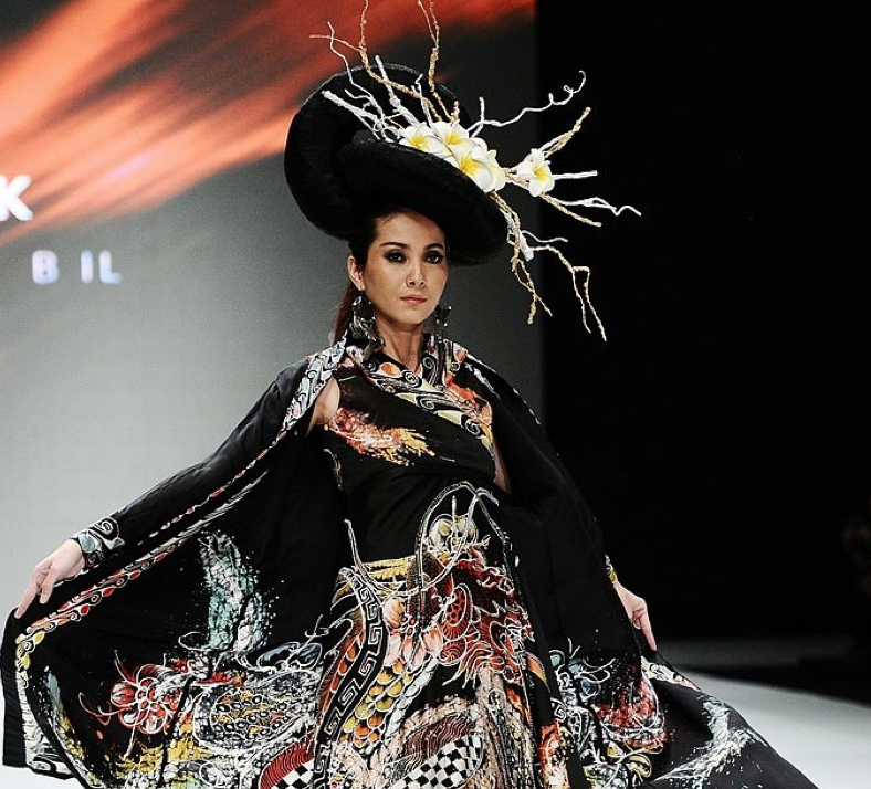 Desain Batik Paling Menakjubkan di Indonesian Fashion Week (+Pic)
