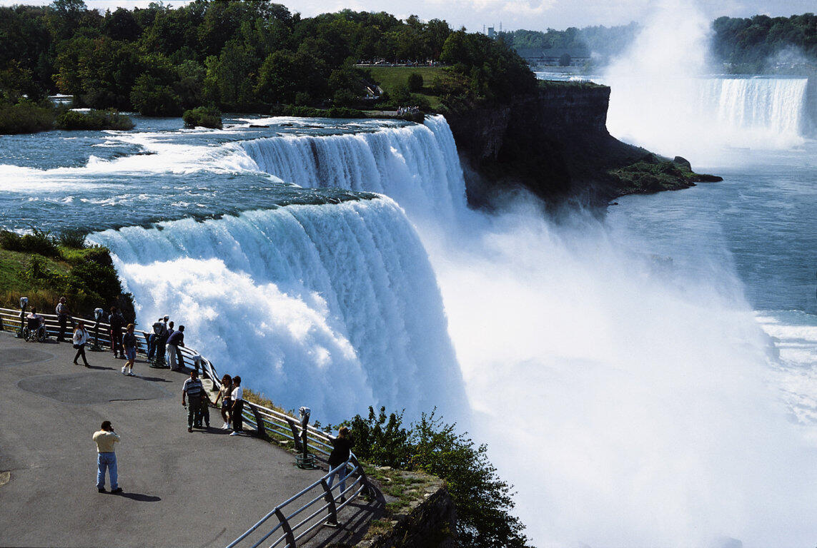 Cantiknya Air Terjun Niagara yang Sedang Membeku