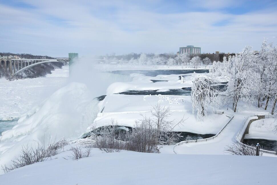 Cantiknya Air Terjun Niagara yang Sedang Membeku