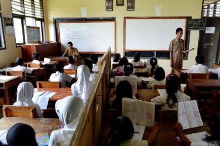 Perjuangan Guru Perbatasan, Mengajar di Kolong Rumah Tanpa Bayaran