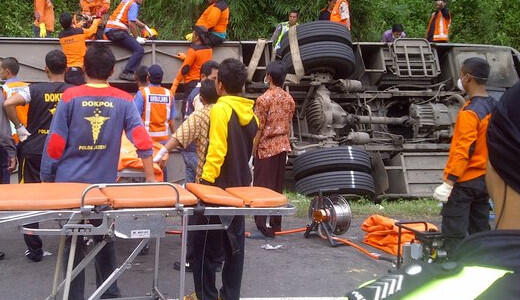 Bus Haji Kecelakaan, 15 Tewas