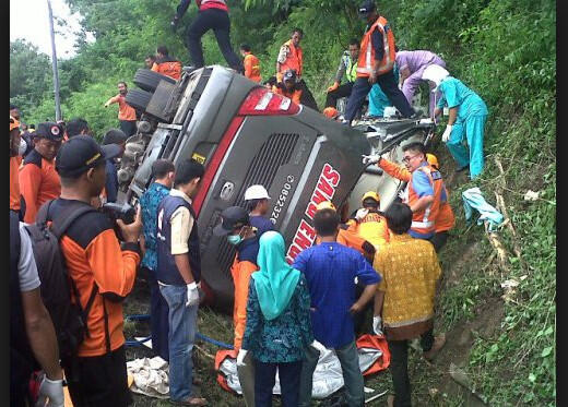 Bus Haji Kecelakaan, 15 Tewas