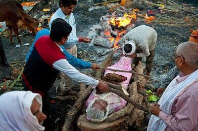 Ngeri gan, tradisi bakar mayat, kepercayaan masyarakat India &#91;PICT INSIDE..!!!&#93;