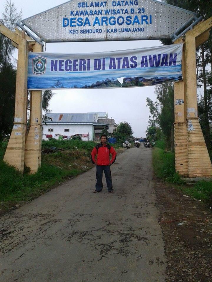 Menikmati view dari atas Bukit B29