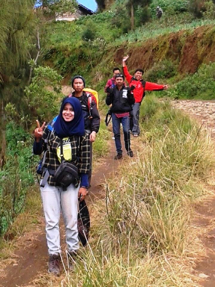 Menikmati view dari atas Bukit B29