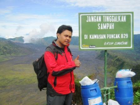 Menikmati view dari atas Bukit B29