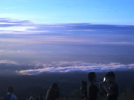 Menikmati view dari atas Bukit B29