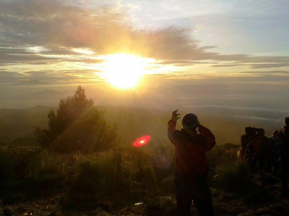 Menikmati view dari atas Bukit B29