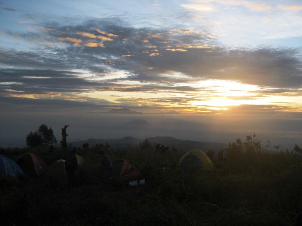 Menikmati view dari atas Bukit B29