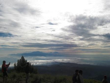 Menikmati view dari atas Bukit B29