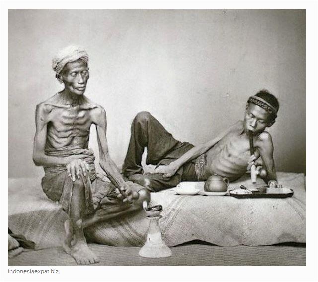 Para Pencandu Opium di Indonesia