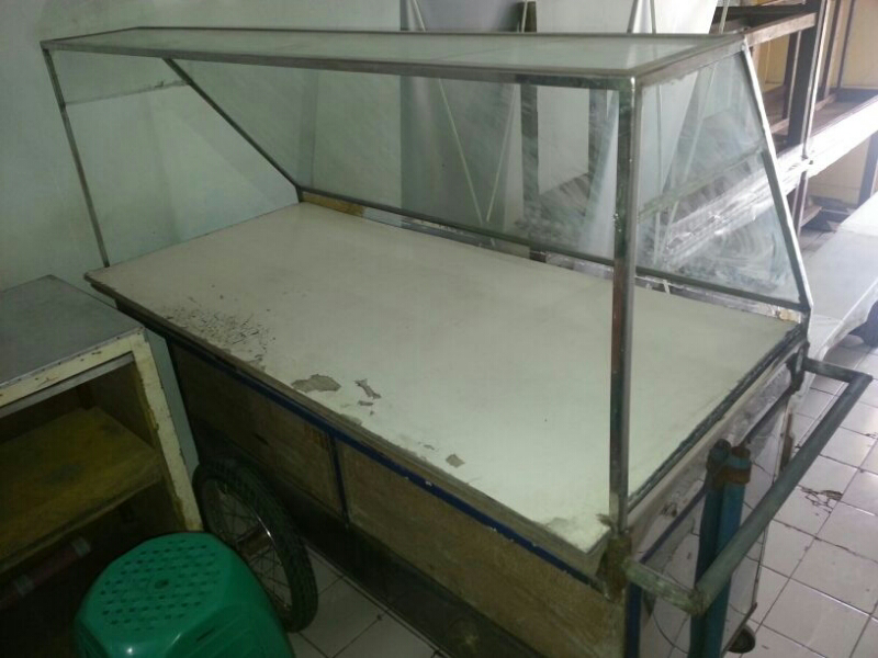 Terjual WTS Etalase Stainless Kaca Kayu dan Meja Kayu 