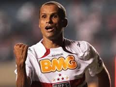 10 Pesepakbola yang paling banyak berganti klub
