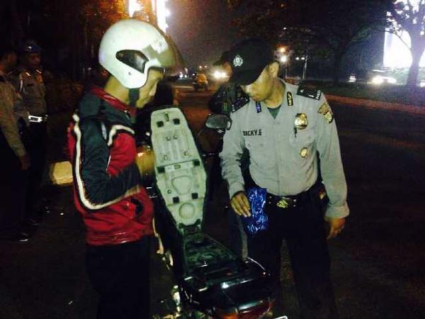 &#91;MANTAP GAN !! &#93; Taktik Polisi Tangkap Begal Motor 