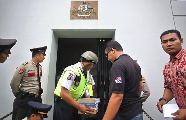 &#91;Foto&#93; Tony Abbott Terima Koin Dari Indonesia