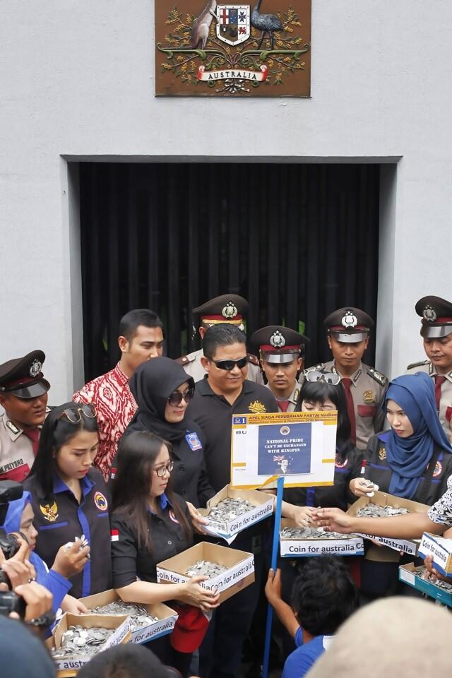 &#91;Foto&#93; Tony Abbott Terima Koin Dari Indonesia