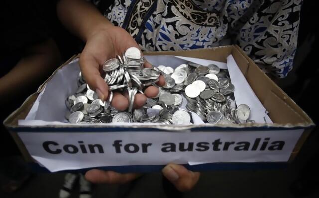 &#91;Foto&#93; Tony Abbott Terima Koin Dari Indonesia