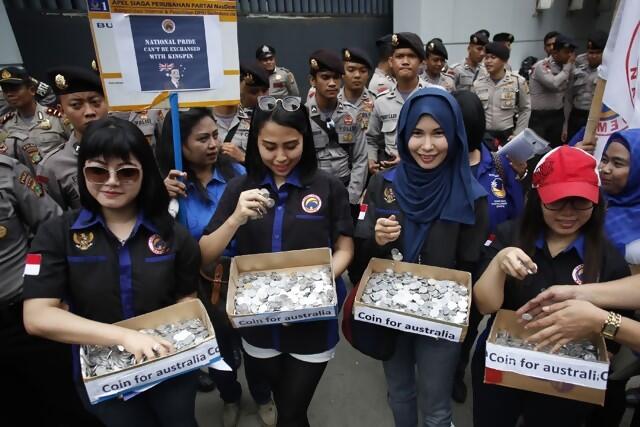 &#91;Foto&#93; Tony Abbott Terima Koin Dari Indonesia