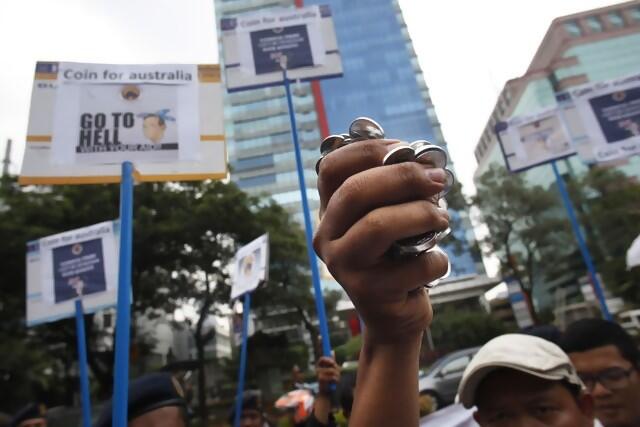 &#91;Foto&#93; Tony Abbott Terima Koin Dari Indonesia