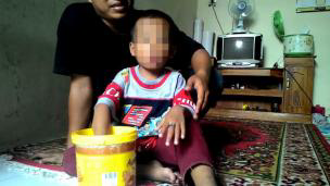 Gara-gara Cincin Batu Akik, Bocah Ini Menangis Kesakitan gan..