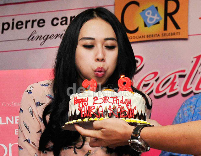 (Jones masuk) Foto Pelukan Ini Bukti Glenn dan Aura Kasih Pacaran?
