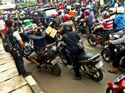 LAGI..!! BEGAL MOTOR TODONG IBU2 DENGAN GOLOK, NYARIS DIBAKAR MASSA