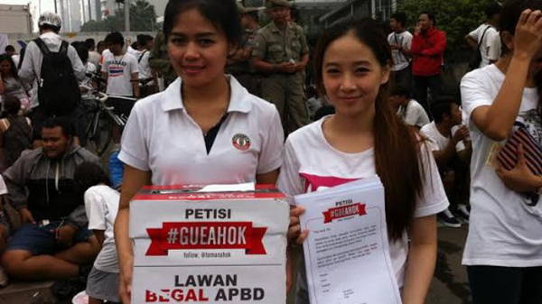 Wuihh, Ini Foto-foto Cantiknya Gadis-gadis Demonstran Pendukung Ahok !