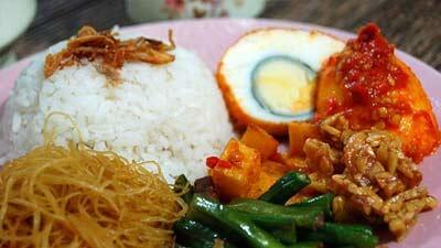 10 Makanan Indonesia Paling Terkenal di Luar Negeri